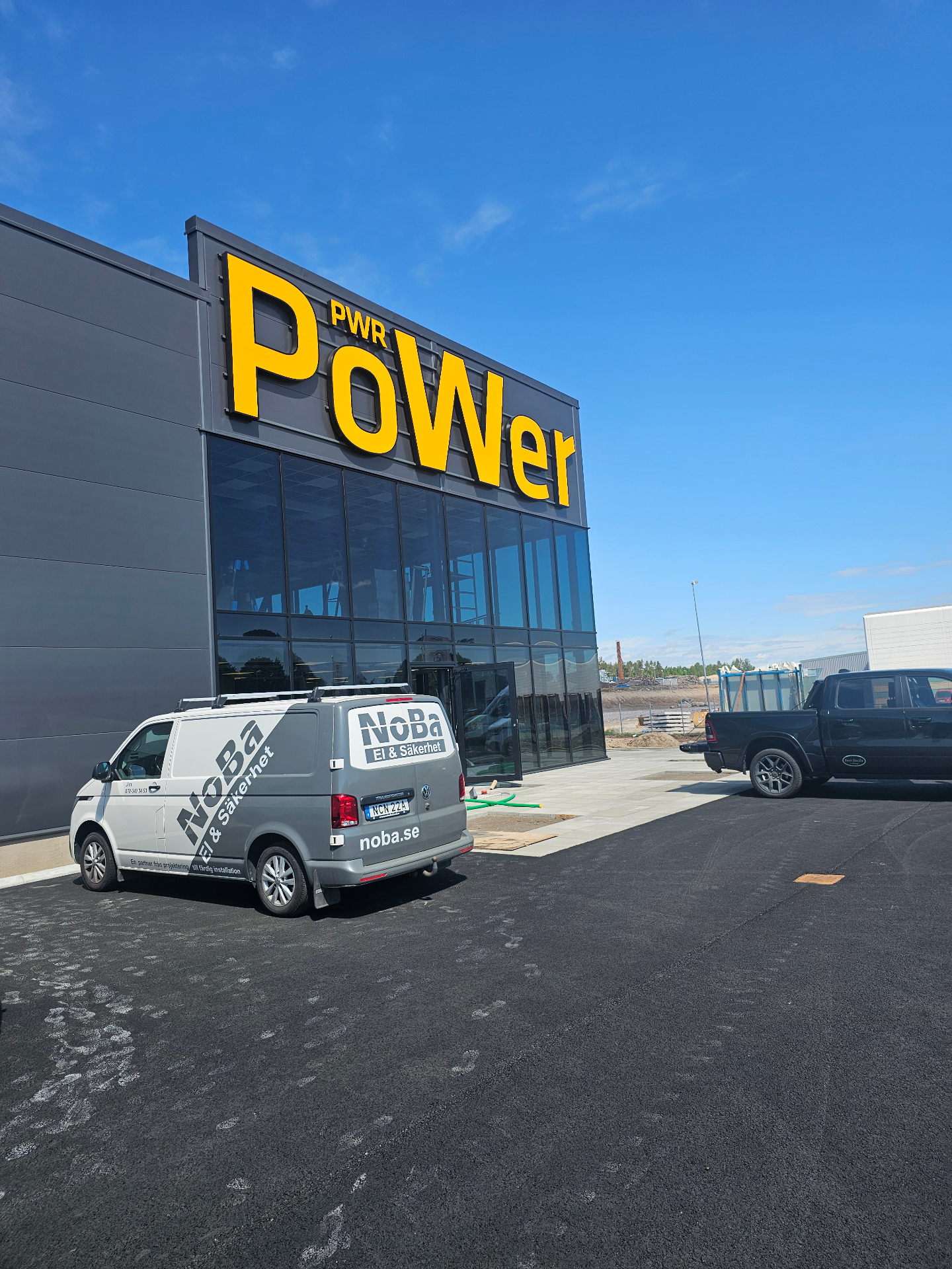 PWR Powers nya fasadskylt