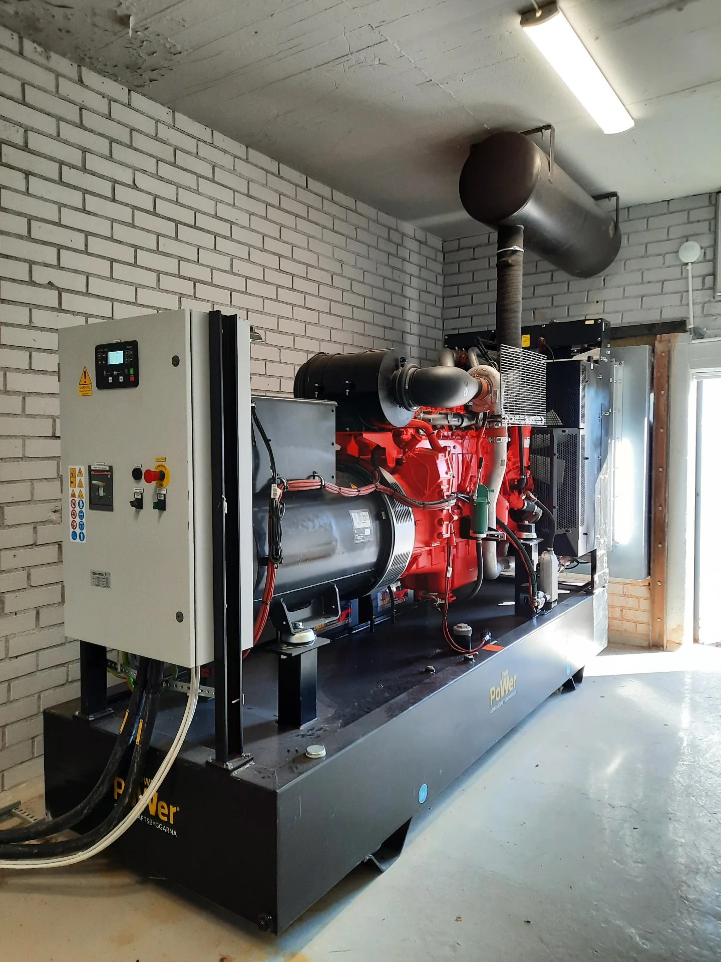 Stationärt elverk installerat i teknikrum