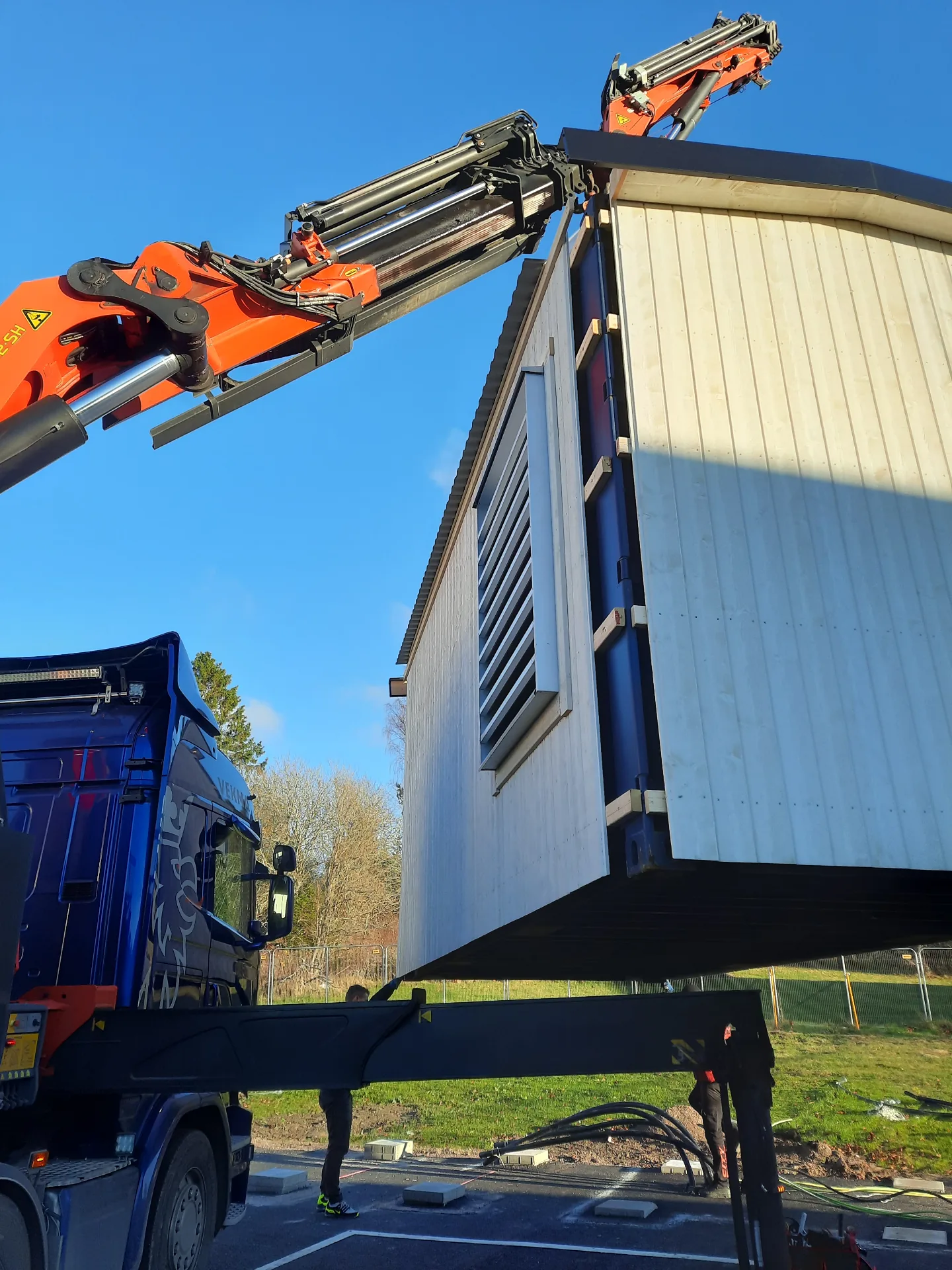 Inlyft av container med kranbil