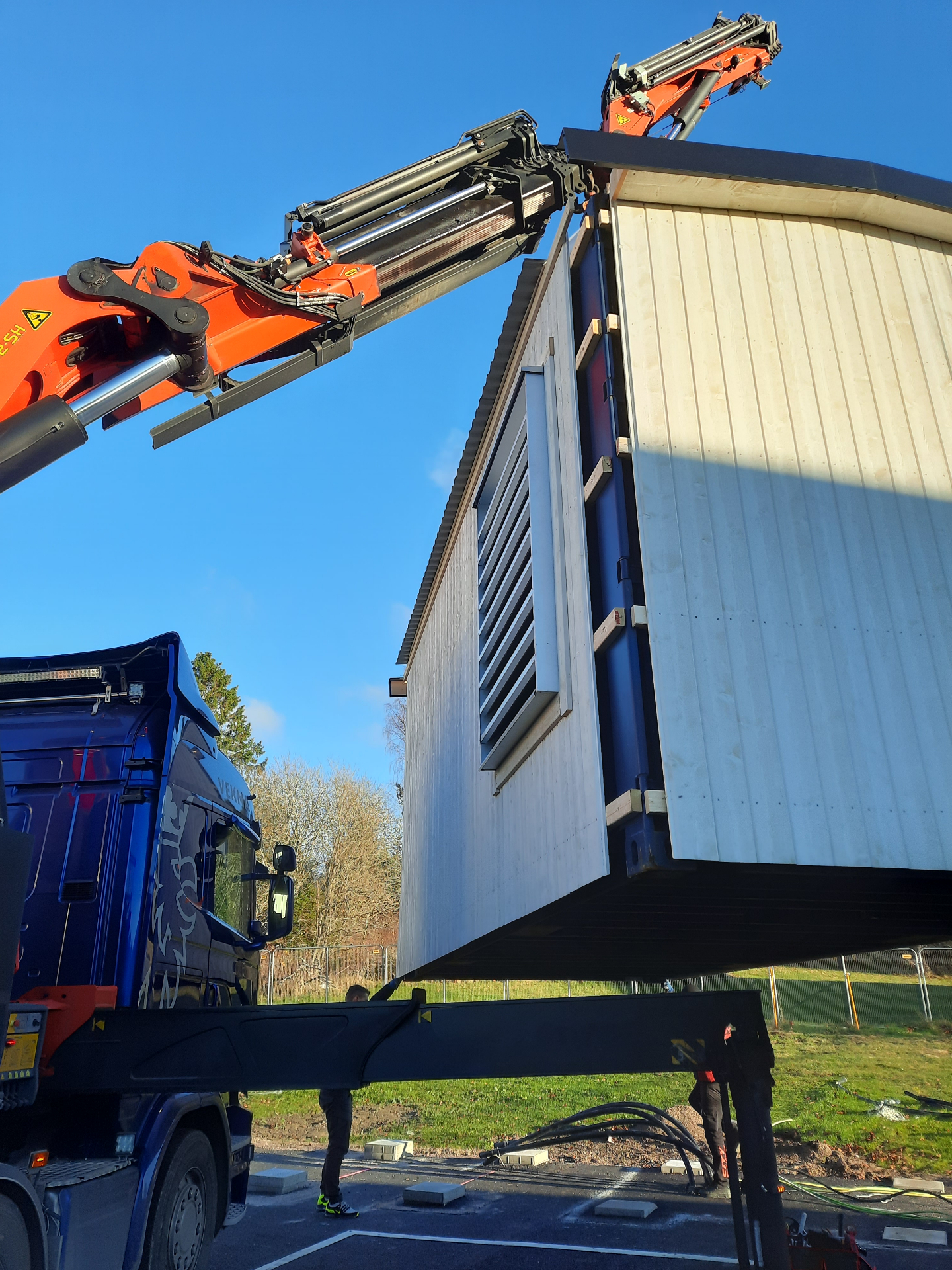 Inlyft av container med kranbil
