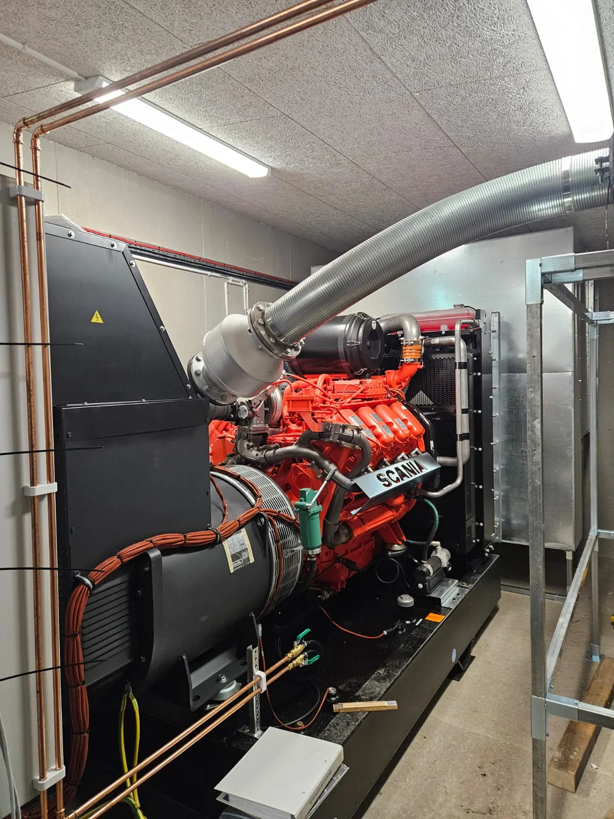 Stationärt elverk med styrskåp under installation - PWR Power