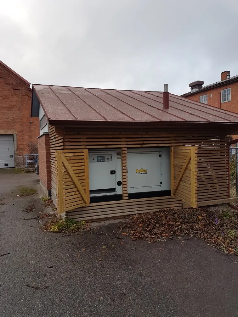 Specialanpassad byggnad med reservkraftverk levererat till Tranås Energi av PWR Power