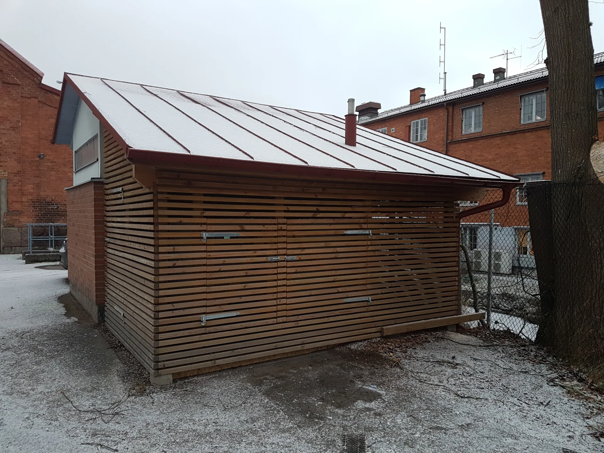 Specialbyggd träklädd reservkraftsbyggnad åt Tranås Energi — anpassad för platsens förutsättningar.